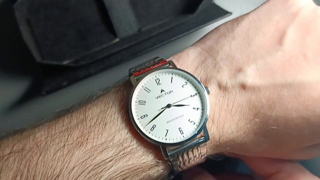 Кварцевые часы Vector V8-135415, стальной браслет смотреть онлайн