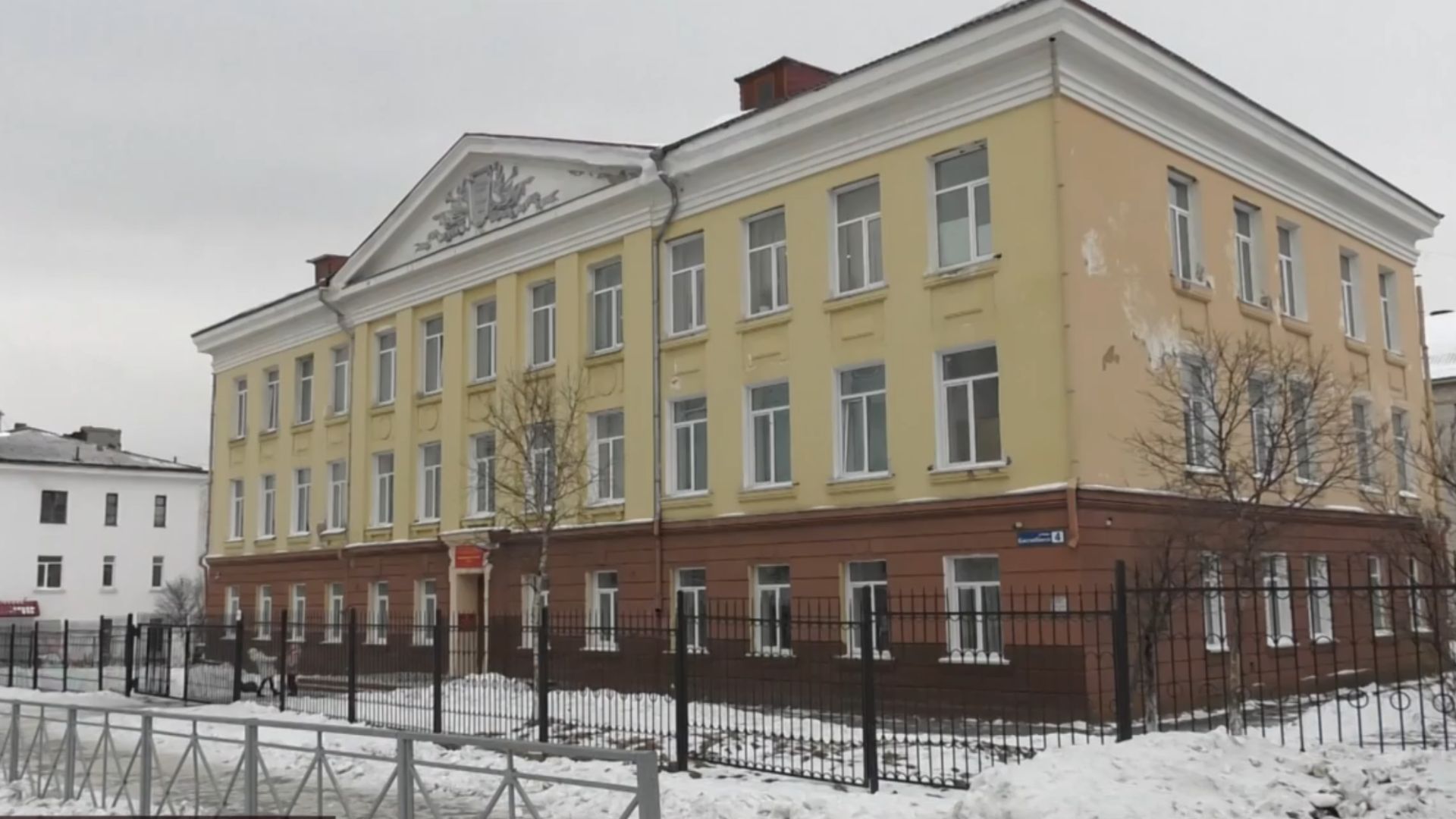 В магаданской 7-й школе обновили столовую и зону для концертов смотреть онлайн