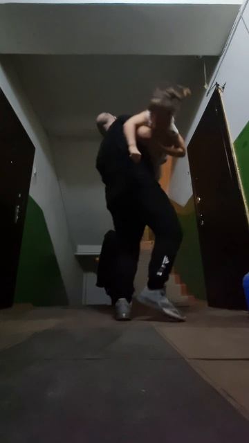 Доча проводила папу кардио нагрузкой 😎🔥😅
СПОРТ В КАЖДЫЙ ДОМ ДРУЗЬЯ 🏡 
#антонханадвиже #папаидочка #к