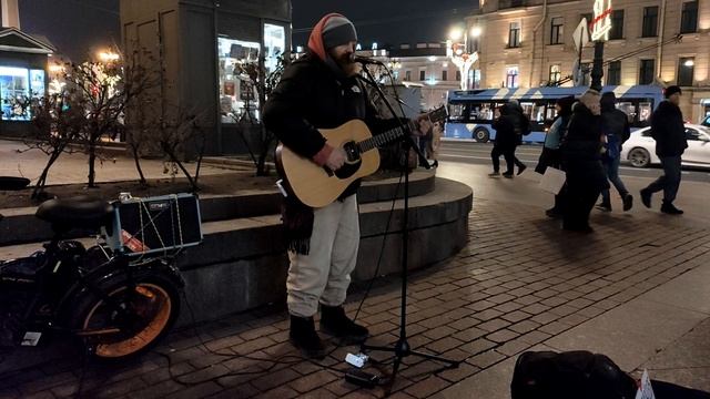 Уличный Музыкант Площадь Востания смотреть онлайн