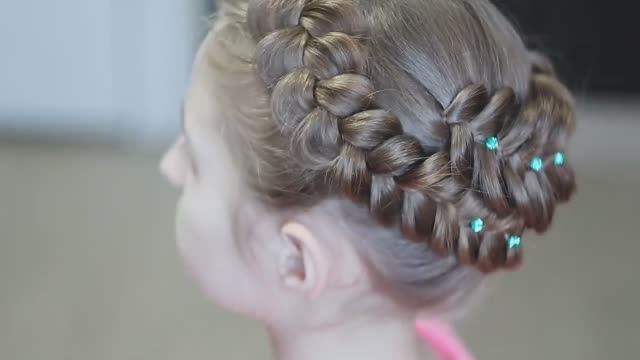 Красивая прическа для девочек корзинка