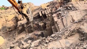 Строительство, работы в карьере по добыче камня для дробления