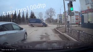 Фургон Почты России протаранил легковушку