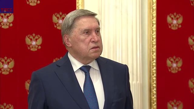 Ушаков общается с прессой по итогам встречи Путина, Уиткоффа и Кушнера смотреть онлайн