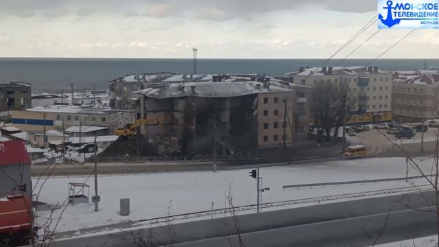 Процесс сноса дома 7 улицы Советской города Холмск смотреть онлайн