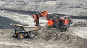 Потрясающие кадры!! Погрузка песка Hitachi Ex 2600 на самосвал Caterpillar 777