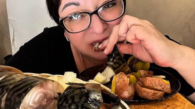 Ой, а давайте просто поедим рыбку/Мукбанг Скумбрия копченая смотреть онлайн