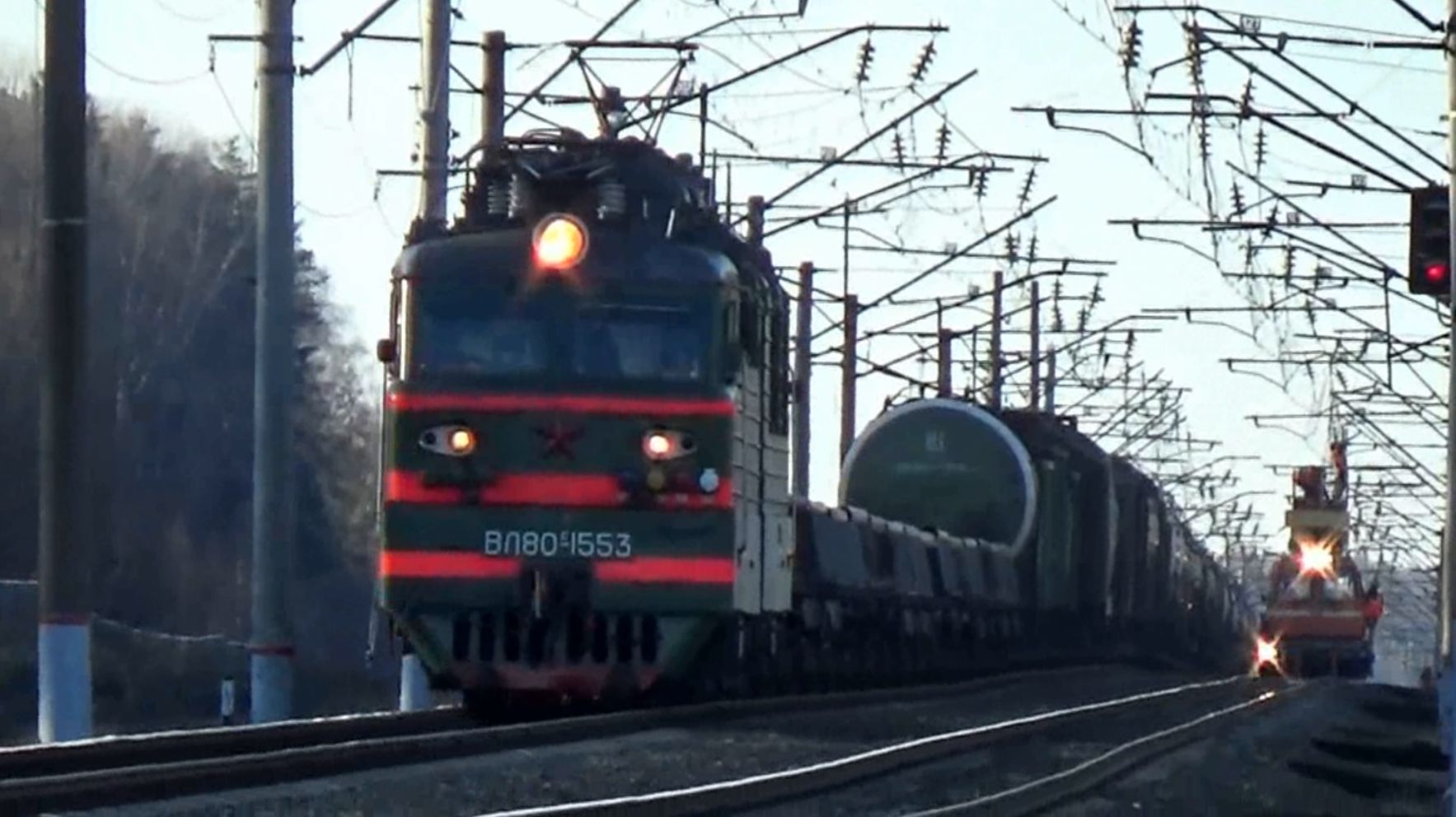 ВЛ80с-1553 с грузовым поездом смотреть онлайн