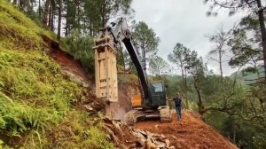 Умелый оператор возит рискованный экскаватор на Вертикальную гору / Планета экскаваторов