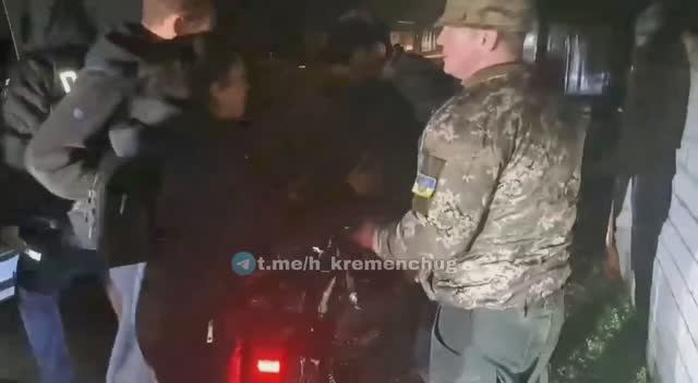 ТЦК в Кременчуге сбили человека и тут же решили его могилизавать, на всякий случай. смотреть онлайн