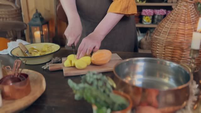 Кулинарный ASMR-ролик продолжительностью 2 часа камин, дождь underatinroof смотреть онлайн