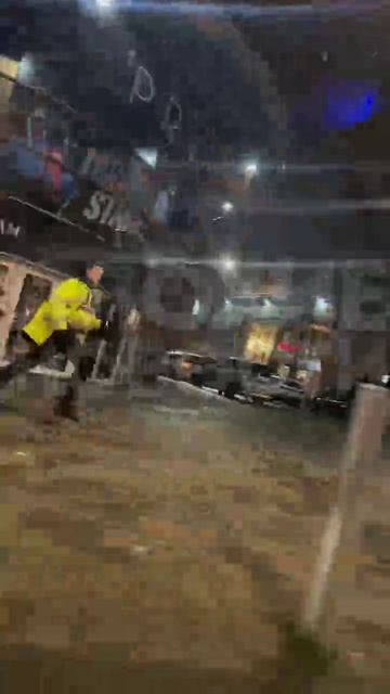 Англия.Погоня.Прохожий подставил подножку вору во время преследования смотреть онлайн