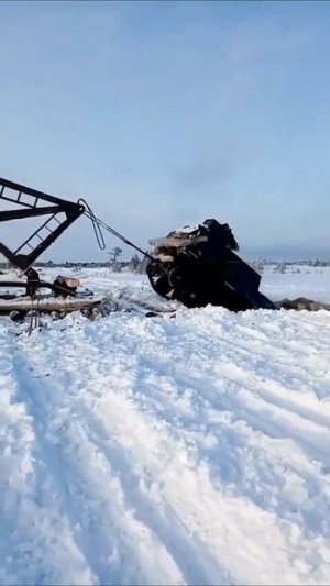 На Севере из болота вытаскивают застрявшую технику