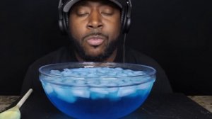 ЕМ ЛЁД И ЗАПИВАЮ СИНЕЙ ФАНТОЙ: МУКБАНГ ASMR