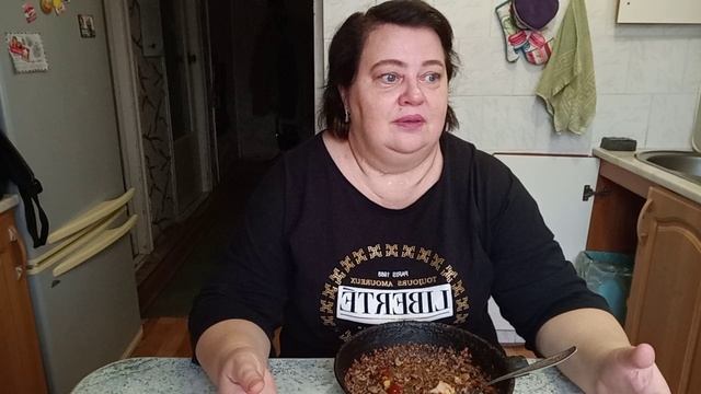 Открылась дверь 🚪 и мы полезли под стол 🫣 смотреть онлайн