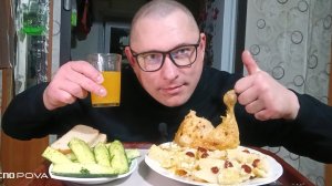 мукбанг/картошка с курицей, маринованные огурцы/