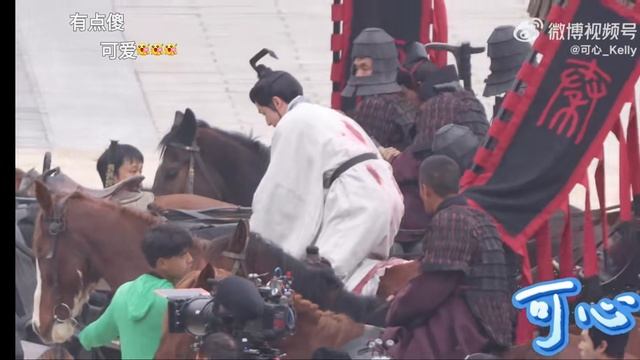 "Снимите халат, прежде чем сесть на лошадь" - Чжан Синьчэн на съемках дорамы "Тайна Цинь".mp4