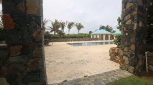 ФБР начало выкладывать фото и видео с острова Эпштейна и его объектов. Похоже на фильм тихих ужасов.