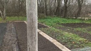 1-3 декабря 2025г.Начала загораживать огород. Разобрала с