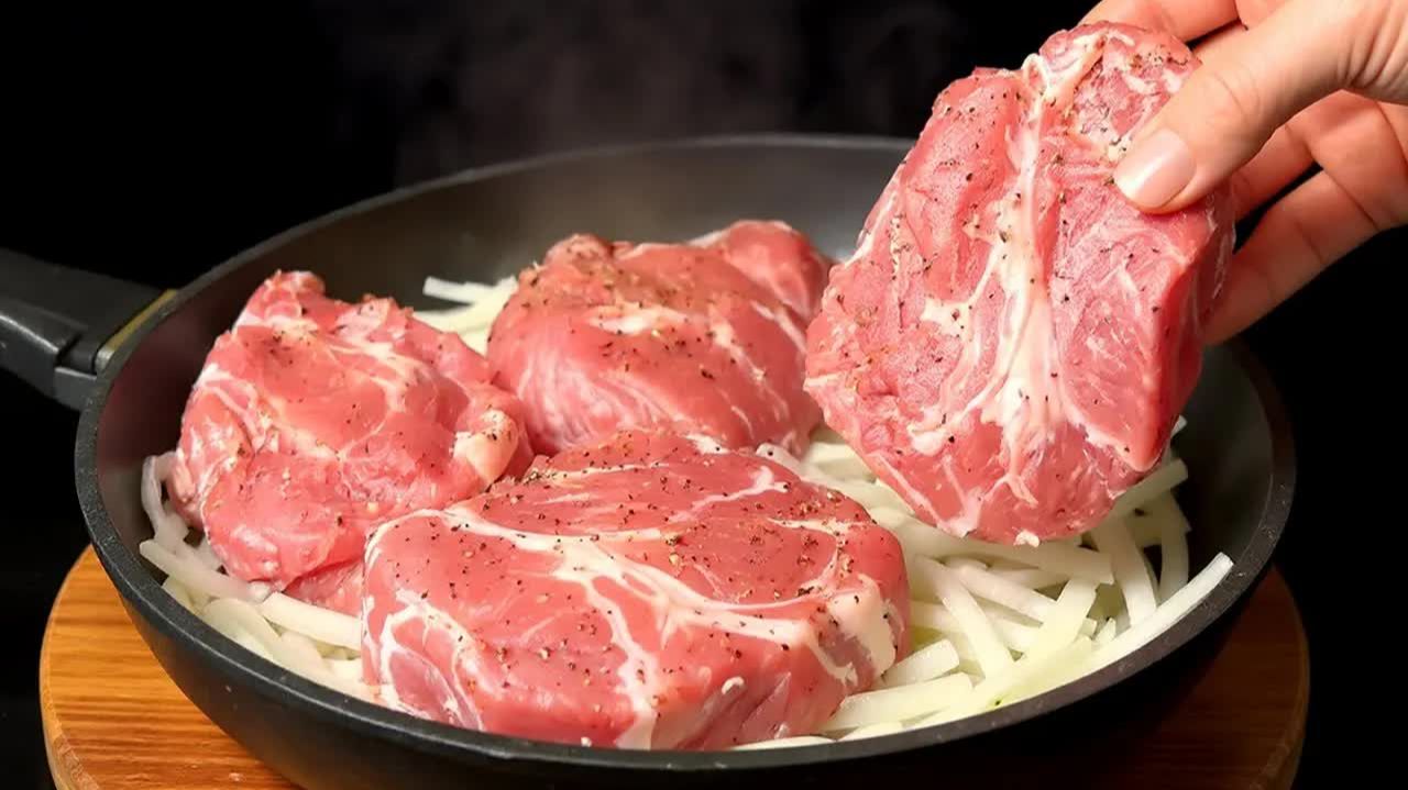 Мясо на праздник. Вкуснейшее праздничное горячее блюдо. На Новогодний стол готовлю только так! смотреть онлайн