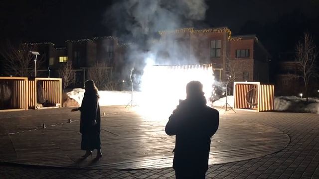 Наземное шоу с огнеопадами и вертушками