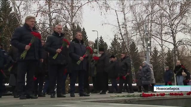 В День Неизвестного Солдата в Новосибирске почтили память воинов смотреть онлайн