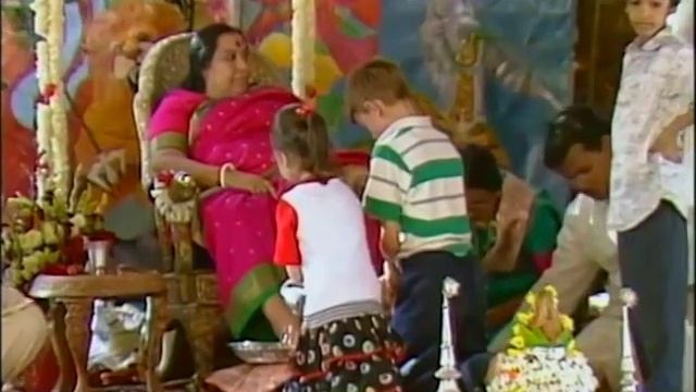 15.12.1991 г. «Мудрость – это жить в настоящем». Пуджа Шри Ганеше . Пуна. Шери. Индия. смотреть онлайн