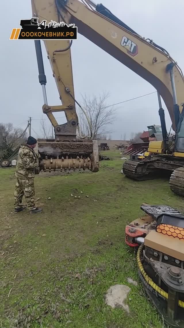Установили на гусеничном экскаваторе вместо ковша мульчерную насадку смотреть онлайн