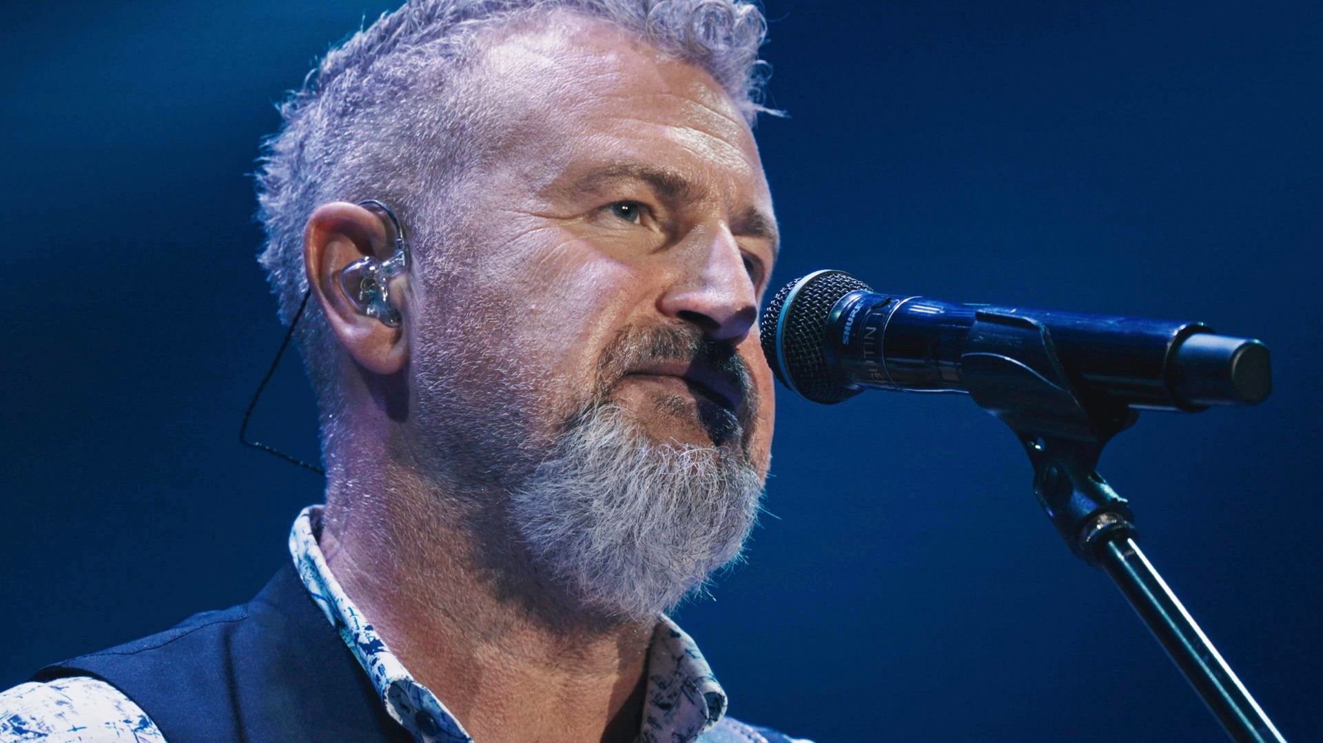 Леонид Агутин – На сиреневой луне (Фрагмент концерта на ВТБ Арене. Полная версия на канале) смотреть онлайн