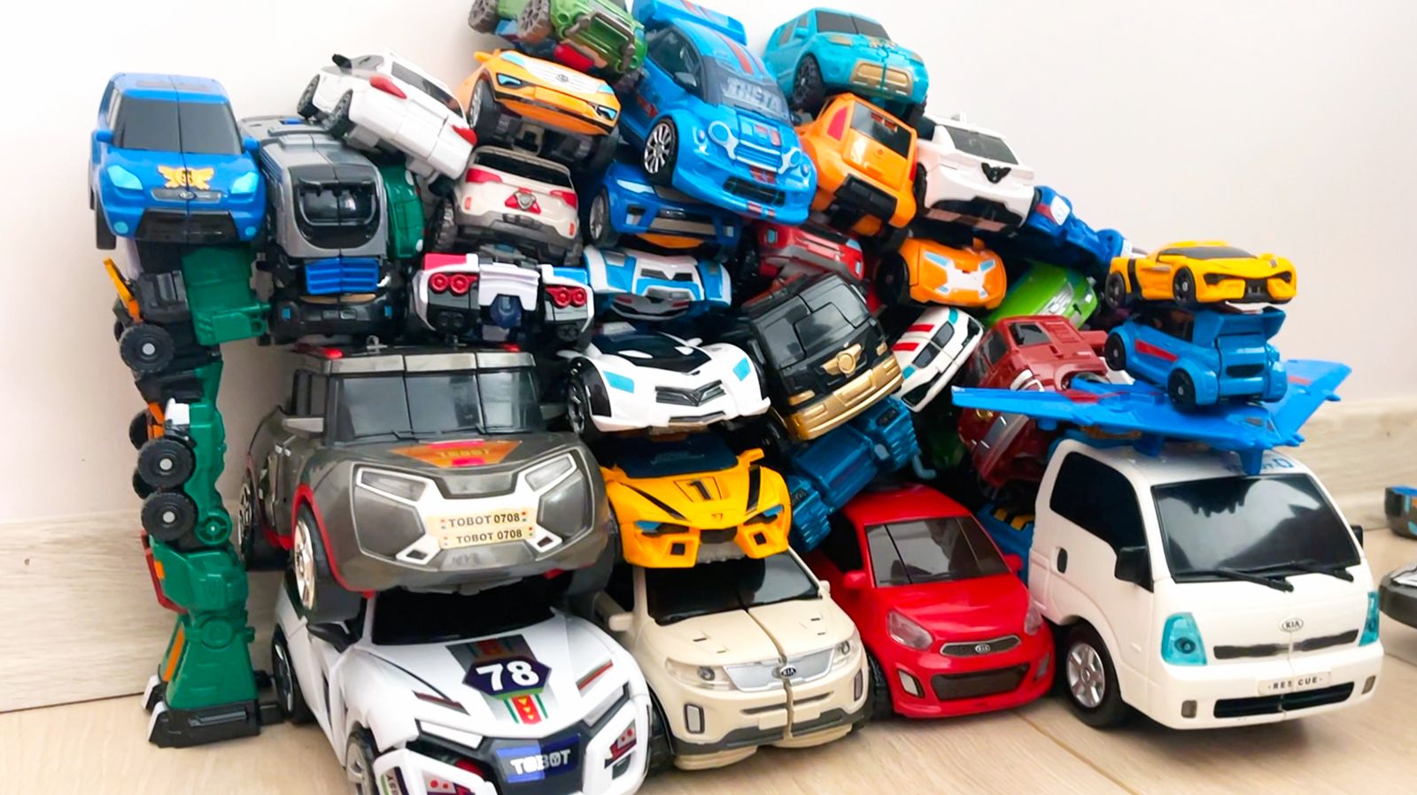 Тоботы 20 - за 10 минут. Новый челлендж. Трансформируем Тоботы Атлоны на время. смотреть онлайн