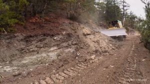 Опасная миссия бульдозера Caterpillar D7g, срезающего высокие склоны