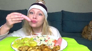 Мукбанг сосиски, кабачки жареные и много вкусного. Еда на камеру.