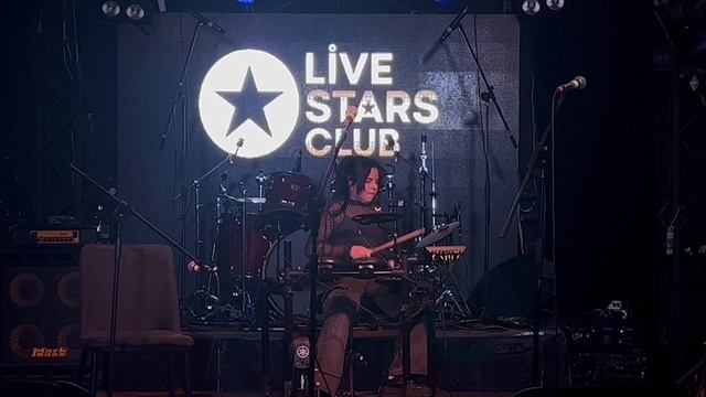 Арина Ветер исполняет «Мужественные лица» смотреть онлайн