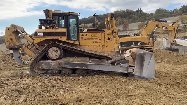 Бульдозер Cat D8R Разрыхляет слои твердой породы смотреть онлайн
