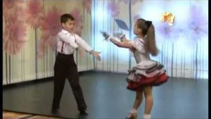 Танцуют дети:  Ионела Цэруш и Михай Унгуряну.