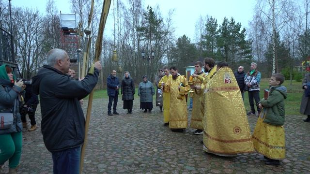 Образ матери, воплощенный в камне и свете: Созидающий мир участвовал в праздновании в Озерках