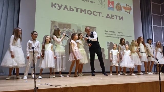 Черный кот, исполняет Владимир Овчаров и эстрадный ансамбль студии Юные Александровцы смотреть онлайн