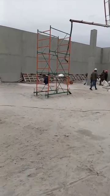 За кадром крупной стройки: как проходят бетонные работы и наносят грунтовку на 5 тысячах кв. м?!