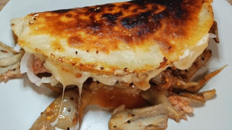 Тортилья с фаршем, сыром, грибами и овощами на сковороде. Быстрый и вкусный обед смотреть онлайн