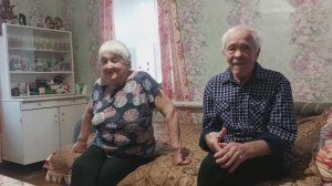 Олеся Андреевна встречает гостей.Всех с праздником