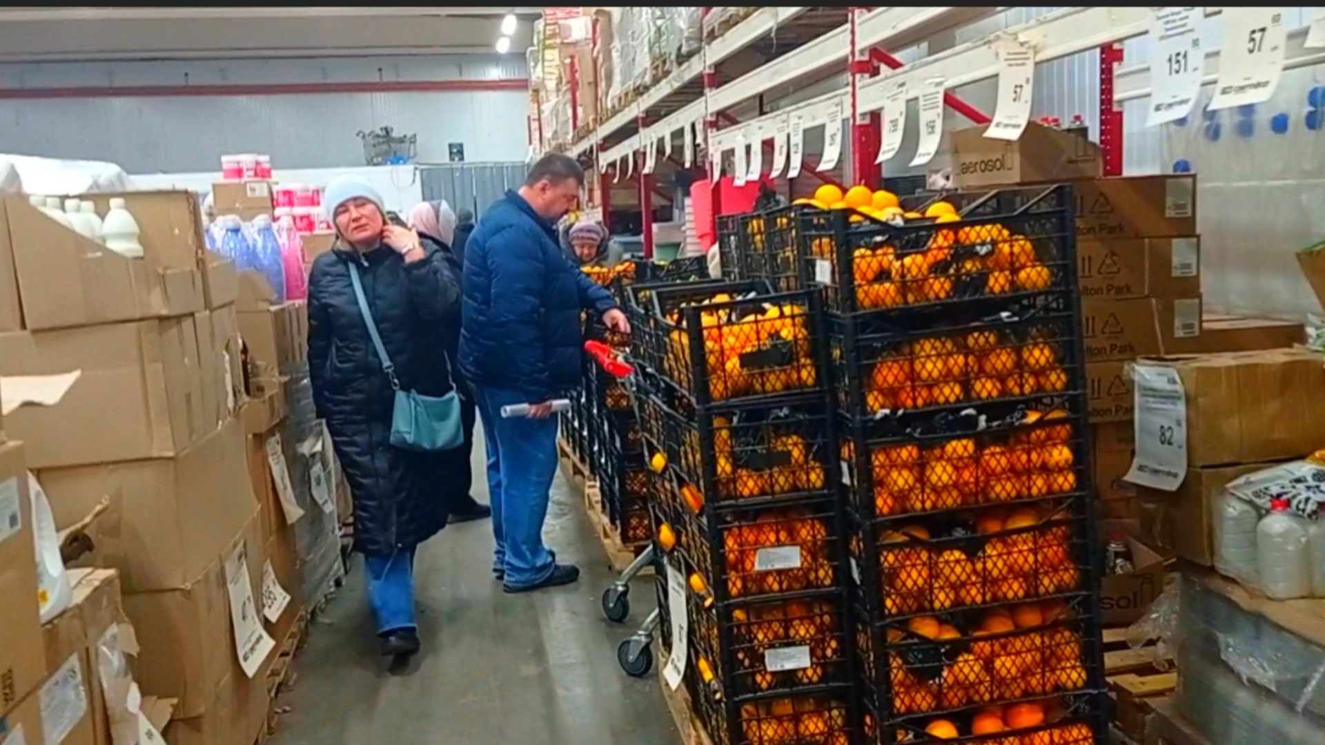 Очень оживлённо в "Светофоре" Люди раскупают продукты Дешевле! смотреть онлайн