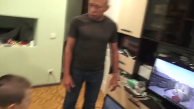 отец сломал молотком разбил клавиатура сыну реальной жизни с из-за Майнкрафта смотреть онлайн