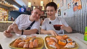 Мукбанг мега ОБЖОР гигантскими СУШИ и РОЛЛЫ в Паттайе! Встретили ЛЕГЕНДУ, РИНАТА из Таиланда) Обед