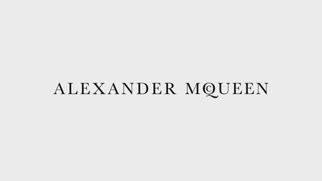 Показ женской коллекции Alexander McQueen весна-лето 2017 смотреть онлайн