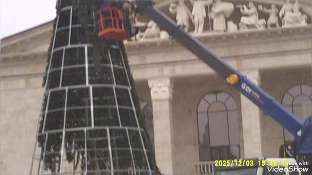 Мариуполь сейчас 🌇 устанавливают новогоднюю ёлку 🌲 у Драмтеатра. смотреть онлайн