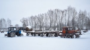 Погрузка сена с поля. Работают трактора Беларус-82.1 и ДТ-54А. / Belarus-82 and DT-54A tractors.