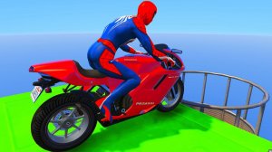 Человек-паук на мотоцикле падает в железную трубу в ГТА 5