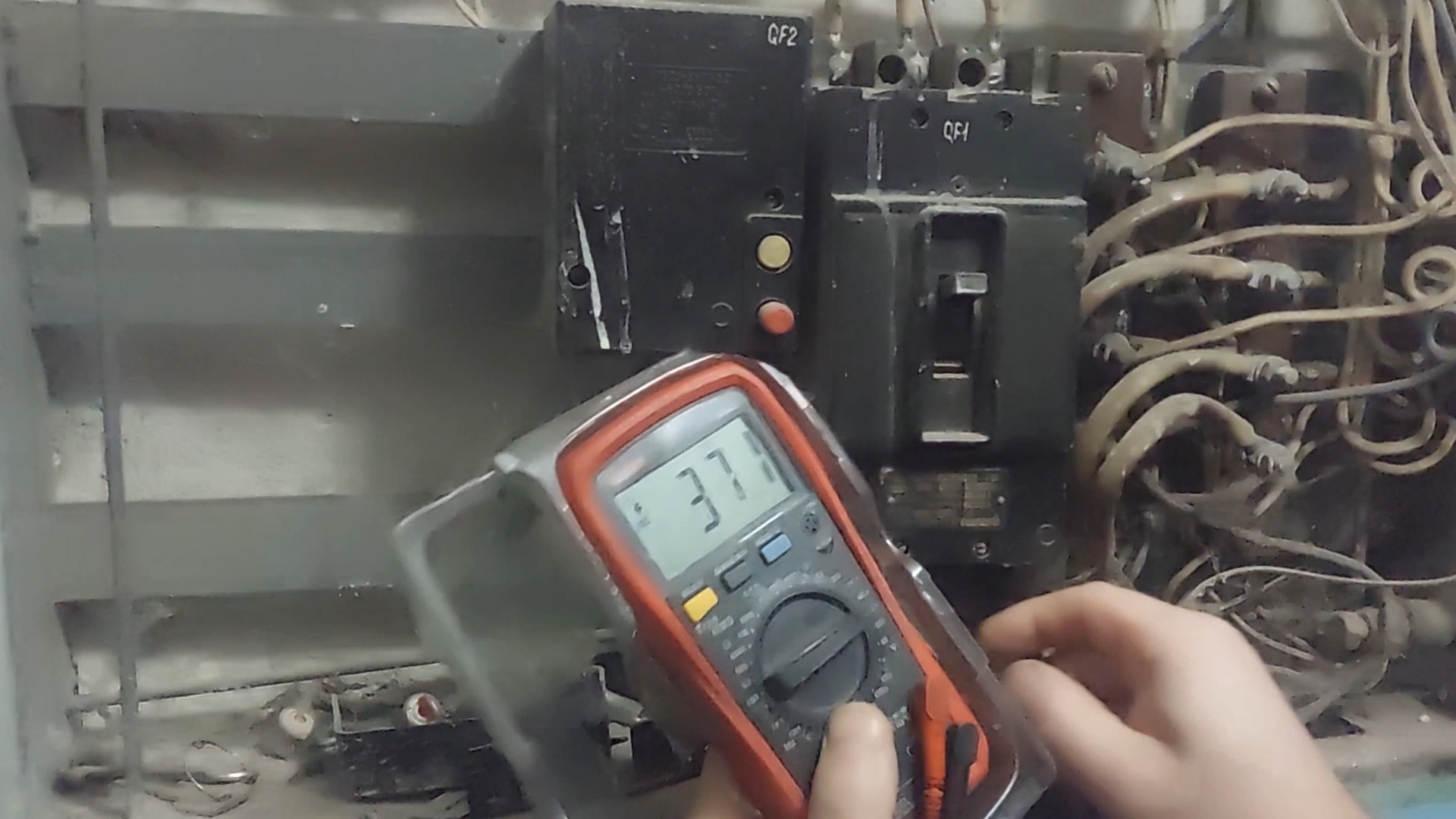 Какое напряжение у меня в квартире???