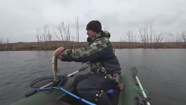 НАТАСКАЛ ЩУК ИЗ ГЛУБОКОГО ОМУТА. Сердце в пятки от таких поклевок. Рыбалка на спиннинг осенью НАТАСКАЛ ЩУК ИЗ ГЛУБОКОГО ОМУТА. Сердце в пятки от таких поклевок. Рыбалка на спиннинг осенью