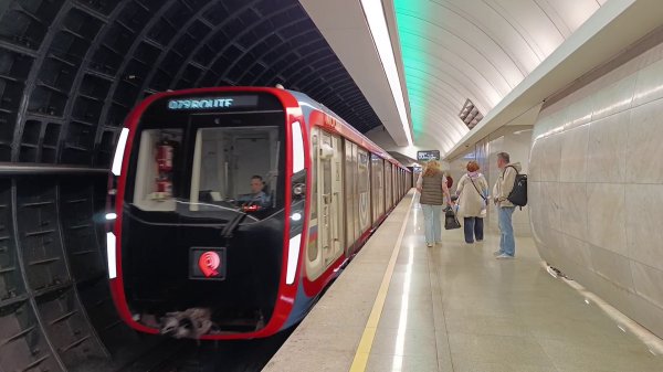 Метро Москвы красивая большая подборка станций и проезд поезда метрополитена в Москве